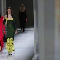 Fringe atau rumbai menjadi salah satu tren fashion yang mendominasi Milan Fashion Week Fall 2020. Fringe menjadi elemen penting di koleksi Bottega Veneta. (Foto: Getty Images)