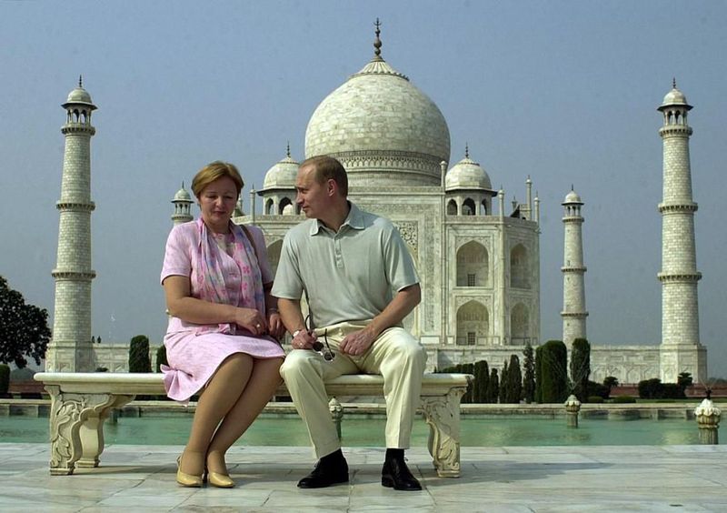 Russian President Vladimir Putin speaks to his wife Lyudmila as they pose in front of the Taj Mahal 04 October 2000. Putin is on a three-day visit to India. AFP PHOTO JOHN MACDOUGALL (Photo by JOHN MACDOUGALL / AFP)