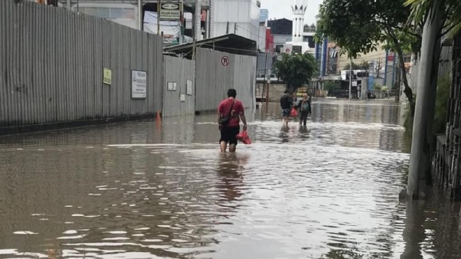 Menerjang Banjir, Ini 5 Kisah Antar Makanan yang Jadi Viral