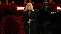 Selain itu adapula penampilan dari rekan musisi seperti Christina Aguilera. Getty Images/Kevork Djansezian