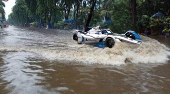 Formula E ngebut menerobos banjir, wusssh! Foto: Istimewa