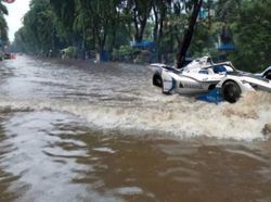 Meme Formula E di Tengah Banjir, Anies Disindir