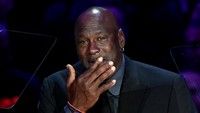Michael Jordan tak kuasa menahan kucuran air mata saat bertutur mengenai kesan dan pengalaman akan Kobe semasa hidup. (Foto: Kevork Djansezian/Getty Images)