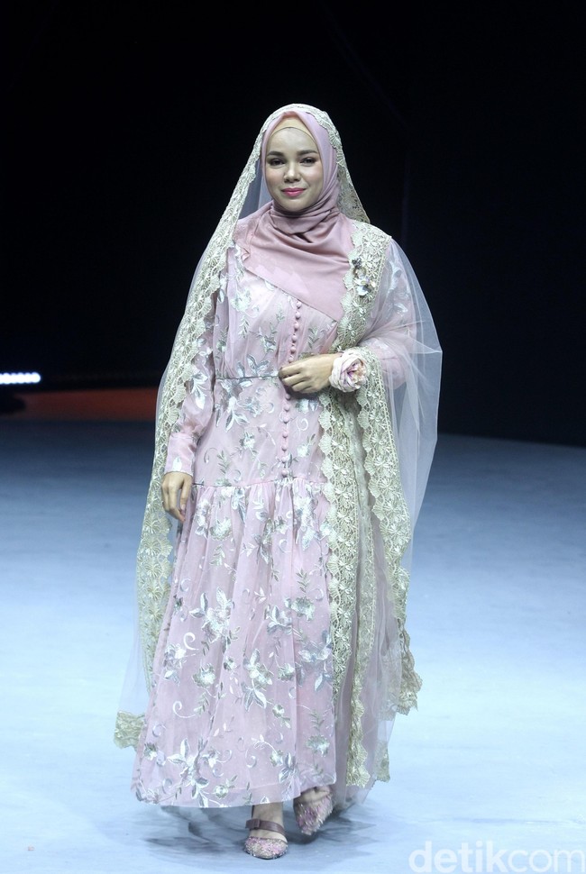 Dan yang tampil terakhir dalam fashion show Wardah di MUFFEST 2020 adalah Dewi Sandra. Dewi menjadi model untuk koleksi modest wear karya desainer Barli Asmara. Foto: Mohammad Abduh/Detikcom