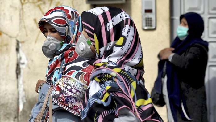 People wear masks to help guard against the Coronavirus in downtown Tehran, Iran, Sunday, Feb. 23, 2020. On Sunday Irans health ministry raised the death toll from the new virus to 8 people in the country, amid concerns that clusters there, as well as in Italy and South Korea, could signal a serious new stage in its global spread. (AP Photo/Ebrahim Noroozi)
