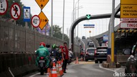Pemotor yang biasanya tak diperkenankan untuk melintasi jalur tol pun diizinkan untuk melintas karena sejumlah jalan terputus akibat banjir.