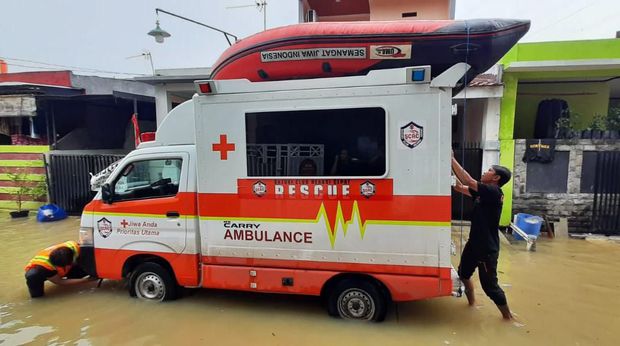 Komunitas Suzuki Club Reaksi Cepat (SCRC) ikut evakuasi warga Bekasi Timur 