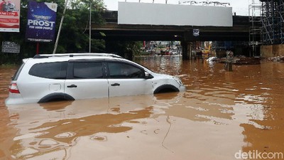 Mobil Mogok Akibat Terobos Banjir di Kolong Tol JORR Kalimalang