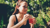 Aishah menerapkan pola hidup sehat. Ia hobi lari sekaligus memilih asupan makanan sehat. Untuk sarapan, ia memilih jus buah segar dan sandwich telur. Foto: Instagram aishahjennifer