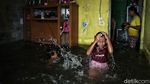 Santuy! Warga Masak hingga Nonton Televisi di Tengah Banjir