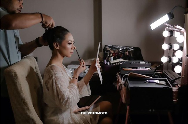 Sebenarnya aku bukan penganut harus terlihat manglingi saat nikah. Aku ingin tetap terlihat seperti Abel yang Ray kenal dengan tampilan makeup yang lebih berbeda dari biasanya dan merasa cantik di hari spesialku. Tapi terima kasih banyak untuk teman-teman atas respon positifnya. Nggak nyangka karena jujur pressure banget coy, tulis Abel. Foto: Instagram @abellyc, @thepotomoto