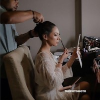 Sebenarnya aku bukan penganut harus terlihat manglingi saat nikah. Aku ingin tetap terlihat seperti Abel yang Ray kenal dengan tampilan makeup yang lebih berbeda dari biasanya dan merasa cantik di hari spesialku. Tapi terima kasih banyak untuk teman-teman atas respon positifnya. Nggak nyangka karena jujur pressure banget coy, tulis Abel. Foto: Instagram @abellyc, @thepotomoto