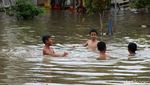 Asyiknya Anak-anak di Periuk Tangerang Bermain Air Saat Banjir