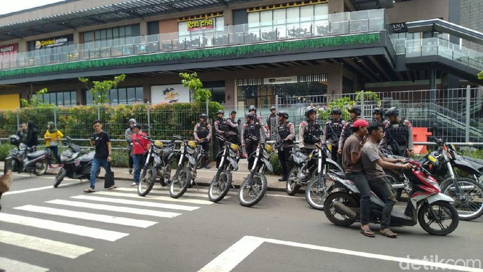 Suasana di AEON Mall JGC Cakung usai diserang warga.