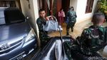TNI Susuri Banjir untuk Evakuasi Warga Jatibening Permai Bekasi