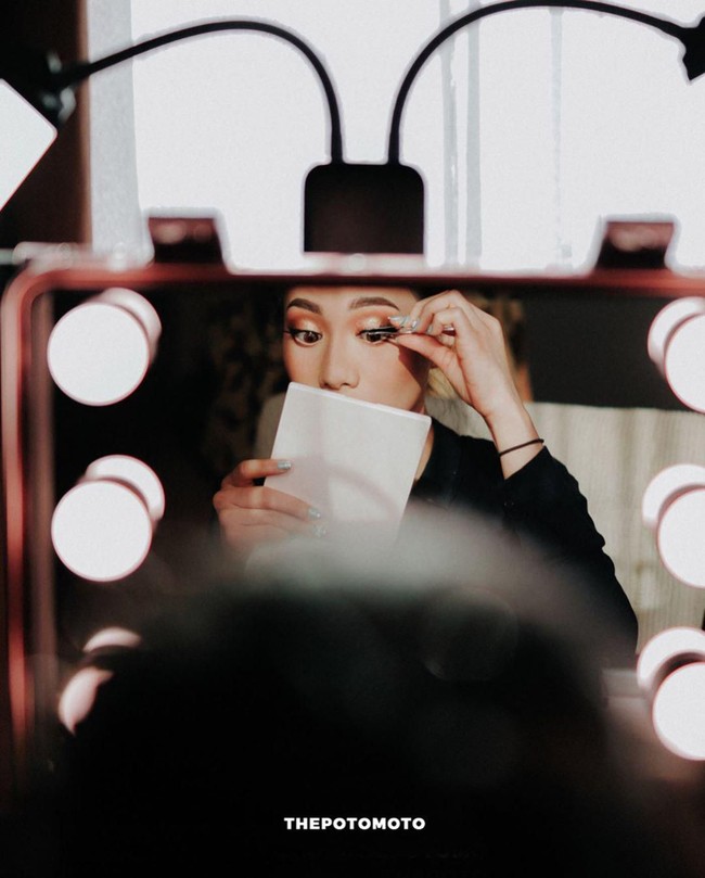 Abel pun membagikan sejumlah foto dan cerita mengenai akad pernikahannya. Untuk momen penting tersebut, Abel juga merias wajah sendiri. Harus fokus mendandani wajahnya sendiri, ia menulis sudah bangun sejak 02:30. Foto: Instagram @abellyc, @thepotomoto