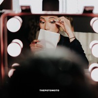 Abel pun membagikan sejumlah foto dan cerita mengenai akad pernikahannya. Untuk momen penting tersebut, Abel juga merias wajah sendiri. Harus fokus mendandani wajahnya sendiri, ia menulis sudah bangun sejak 02:30. Foto: Instagram @abellyc, @thepotomoto