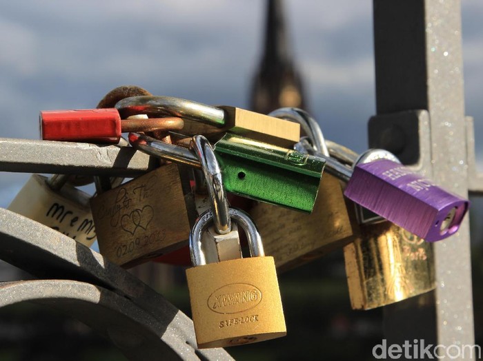 Kota Frankfurt, Jerman memiliki banyak objek wisata yang menarik untuk dikunjungi pelancong asing atau pun lokal. Salah satunya adalah jembatan Eiserner Steg yang dikenal dengan jembatan gembok cinta.