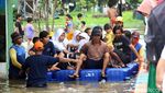 Jembatan Apung Jadi Andalan Warga Periuk Tangerang di Kala Banjir