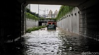 Terlihat sebuah truk nekat menerobos banjir.