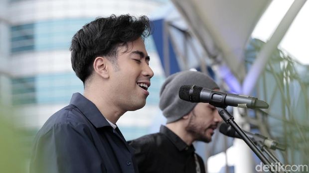 Vidi Aldiano tampil di mainstage detikhot