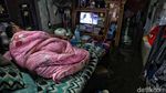 Santuy! Warga Masak hingga Nonton Televisi di Tengah Banjir