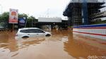 Mobil Mogok Akibat Terobos Banjir di Kolong Tol JORR Kalimalang