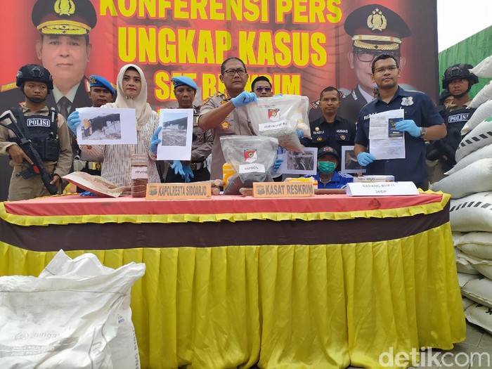 Polisi membongkar praktik pembuatan pupuk palsu milik warga Sidoarjo. Pelaku sudah beroperasi selama 14 tahun dengan memproduksi 20 ton dalam sebulan.