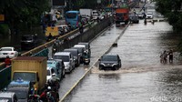 Begini penampakan Jalan Gunung Sahari yang terlihat bak sungai.