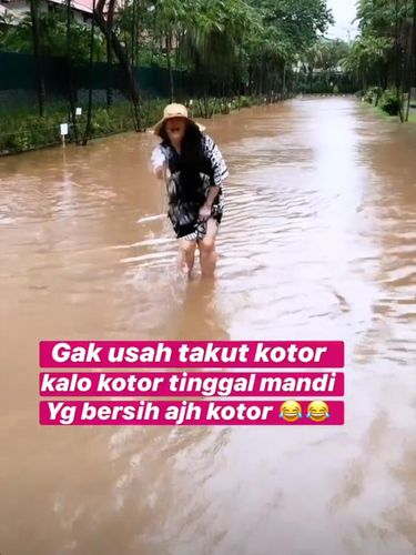 Jennifer Jill Banjir-banjiran: Gue Bisa Turunin Jetski Gue Nih!
