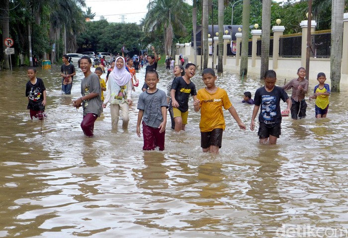 Banjir di Cipinang Indah Banjir juga turut merendam kawasan perumahan Cipinang Indah, Jakarta Timur. Momen banjir itu dimanfaatkan anak-anak untuk berenang dan bermain air.
