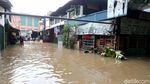 Semangat Para Pedagang Memburu Cuan di Tengah Banjir
