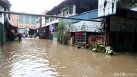 Banjir yang merendam kompleks Perumahan Rawalumbu, Narogong, Kota Bekasi, membuat aktivitas warga menjadi terganggu. Tak sedikit toko yang tutup dan memilih tak berjualan untuk sementara akibat banjir itu.