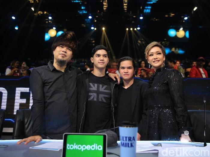 Maia Estianty dan Ahmad Dhani Sepanggung di Indonesian Idol