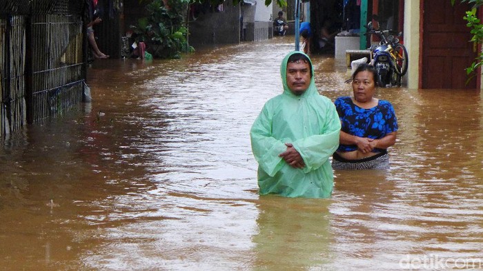 Banjir di Rawadas Pondok Kopi Sejumlah warga melintasi banjir di RT 2 RW 3 Rawadas, Pondok Kopi, Jakarta Timur, Selasa (25/2/2020). Banjir yang melanda kawasan ini mencapai 90 meter.