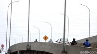 Para pemotor tersebut melintasi tol Becakayu karena sejumlah jalan ditutup dan tak dapat dilalui kendaraan akibat banjir.