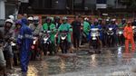 Pemotor Terobos Trotoar Imbas Banjir di Kebon Jeruk