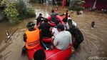 TNI Susuri Banjir untuk Evakuasi Warga Jatibening Permai Bekasi