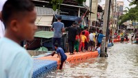 Sejumlah warga di kawasan Periuk, Tangerang, beraktivitas dengan melintasi jembatan apung, Selasa (25/2/2020).