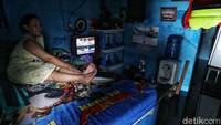 Banjir tersebut membuat warga di kawasan itu terpaksa beraktivitas di dalam rumah yang terendam air.