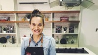 Seperti ini nih pose cantik Aishah sebelum mencicipi ragam durian dan memasaknya jadi ragam sajian. Sudah cocok jadi chef belum? Foto: Instagram aishahjennifer