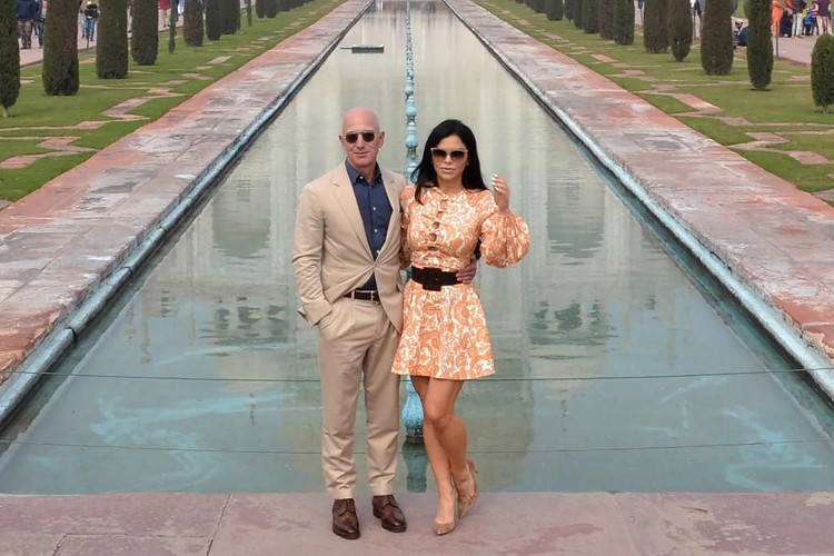 Chief Executive Officer of Amazon Jeff Bezos (L) and his girlfriend Lauren Sanchez pose for a picture during their visit at the Taj Mahal in Agra on January 21, 2020. (Photo by Pawan Sharma / AFP) / ALTERNATE CROP