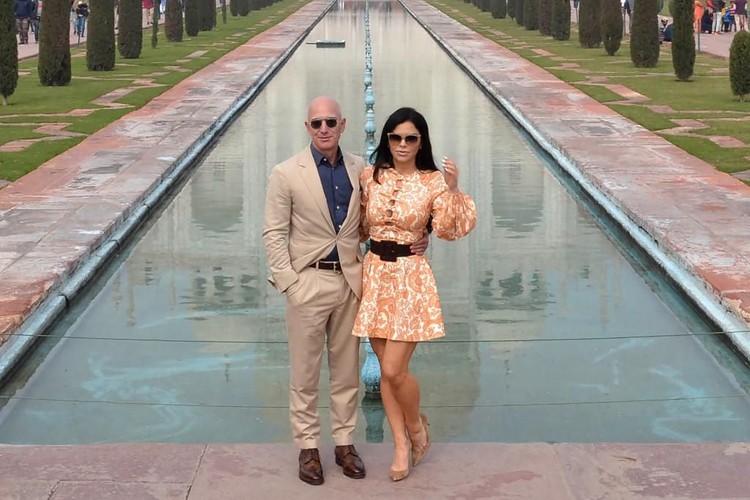 INDIA-ECONOMY-AMAZON-BEZOS Chief Executive Officer of Amazon Jeff Bezos (L) and his girlfriend Lauren Sanchez pose for a picture during their visit at the Taj Mahal in Agra on January 21, 2020. (Photo by Pawan Sharma / AFP) / ALTERNATE CROP