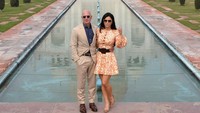 Chief Executive Officer Amazon, Jeff Bezos (kiri), dan kekasihnya Lauren Sanchez berpose di depan Taj Mahal saat mengunjunginya pada 21 Januari  2020. (Photo by Pawan Sharma / AFP)
