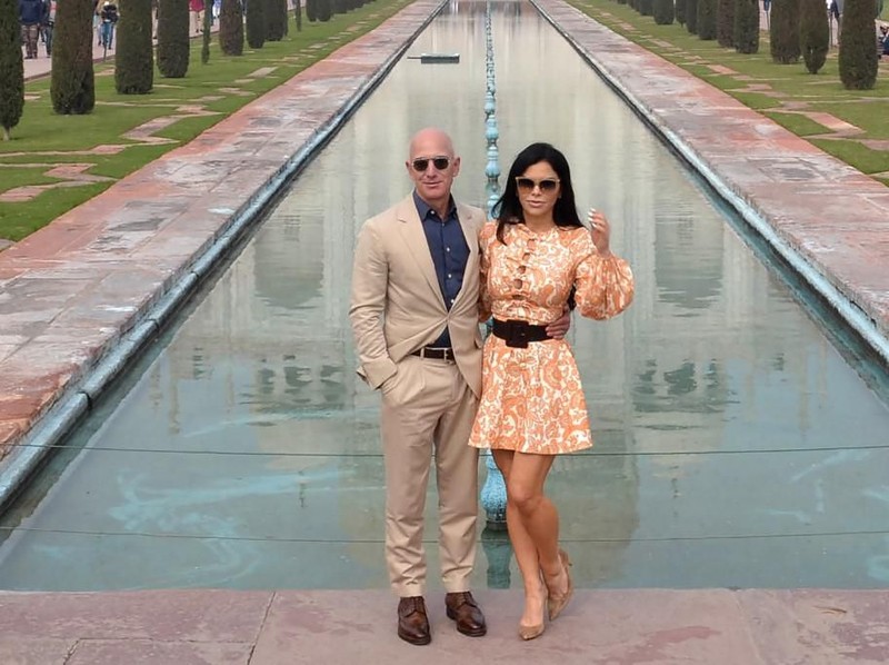 Chief Executive Officer of Amazon Jeff Bezos (L) and his girlfriend Lauren Sanchez pose for a picture during their visit at the Taj Mahal in Agra on January 21, 2020. (Photo by Pawan Sharma / AFP) / ALTERNATE CROP
