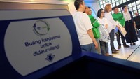 Bekerja sama dengan brand air mineral Danone-Aqua, Grab meluncurkan layanan GrabExpress Recyle di dalam aplikasinya yang menjadi aksi nyata hentaskan sampah plastik di sekitar kita. Foto: dok. GRAB