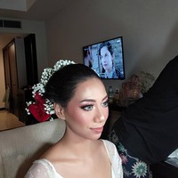 Untuk menambah sentuhan adat Jawa, Abel mengonde rambutnya. Sedangkan untuk rambut aku memilih untuk disanggul agar tetap ada ‘ayu’ Jawa-nya hehe. Kombinasi keduanya untuk memperlihatkan bahwa aku memiliki darah Padang & Jawa, tulisnya. Foto: Instagram @muhammad_zainubi