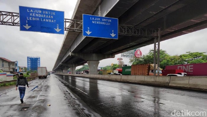 Banjir turut merendam ruas tol Jakarta Cikampek KM 19 arah Jakarta. Banjir membuat ruas tol tersebut terputus.