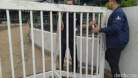 Selain kaca-kaca toko, massa juga merusak gate parkir di area parkir AEON Mall JGC Cakung.