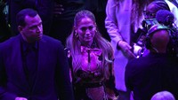 Jennifer Lopez bersama sang kekasih juga hadir. Getty Images/Kevork Djansezian